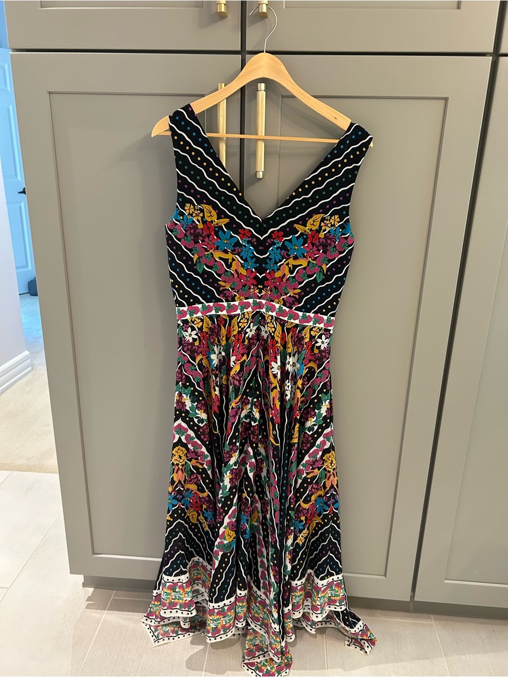 🖤 NWT! Saloni Black Silk Floral Zuri V-Neck Handkerchief Hem Dress - Picture 6 of 9